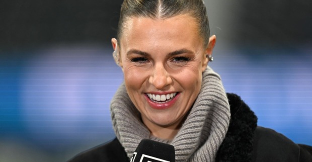 Laura Wontorra lächelt bei einem TV-Auftritt in die Kamera. Die 37-jährige Sportmoderatorin ist schwanger und erwartet ihr erstes Baby mit Riccardo Basile.