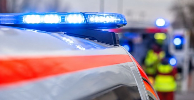 Blaulicht auf einem Rettungswagen bei einem Einsatz, Symbolbild zum tödlichen E-Scooter-Unfall in Wien-Liesing