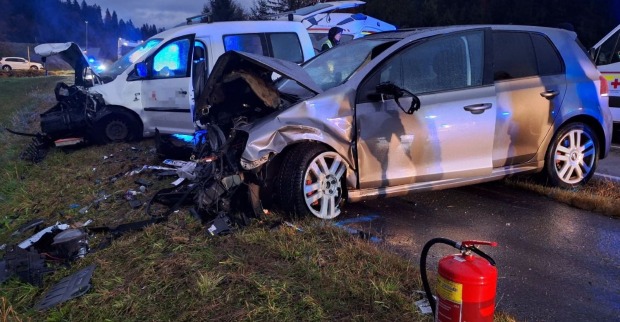 Schwer beschädigte Autos nach einem Verkehrsunfall auf der Loferer Straße B178 in Going am Wilden Kaiser, mit Einsatzfahrzeugen und Trümmern an der Unfallstelle.