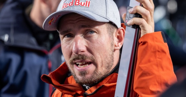 Marcel Hirscher mit Skiern seiner Marke Van Deer
