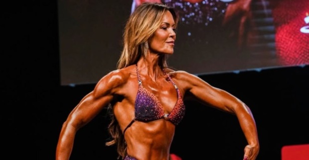 Martina Reuter wirft sich bei einem Body-Building-Wettbewerb in Pose.