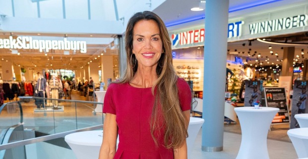 Martina Reuter in rotem Kleid vor ihrem Bodybuilding-Wettkampf in Linz.