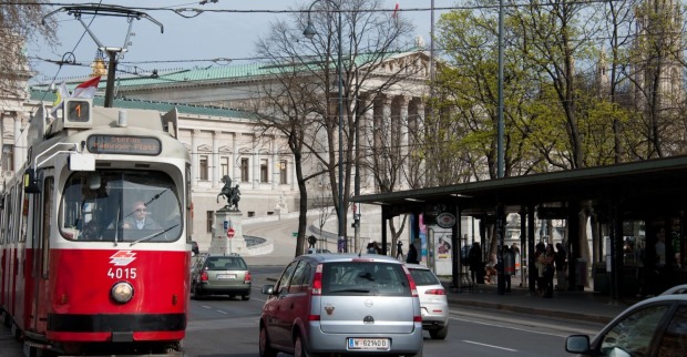 Garnitur der Straßenbahnlinie 1 in Wien auf der Höhe Volksthater