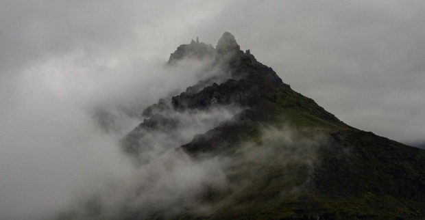 Ein Berggipfel von Nebel umhüllt.