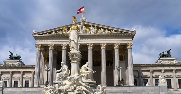 Österreichische Rot-Weiß-Rot Fahne weht vor dem Parlament in Wien