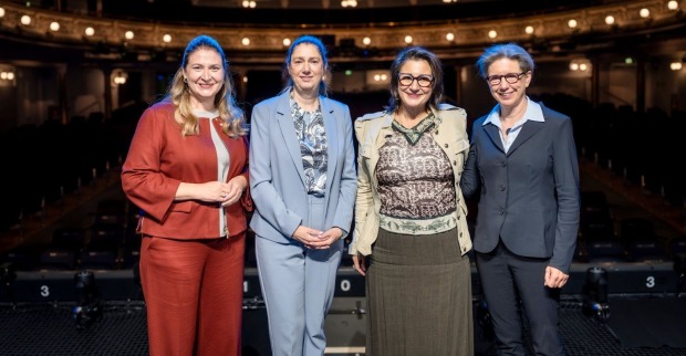 Vier Frauen im Theaterraum
