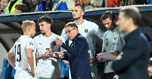 Ralf Rangnick bei einer Besprechung mit den Spielern.