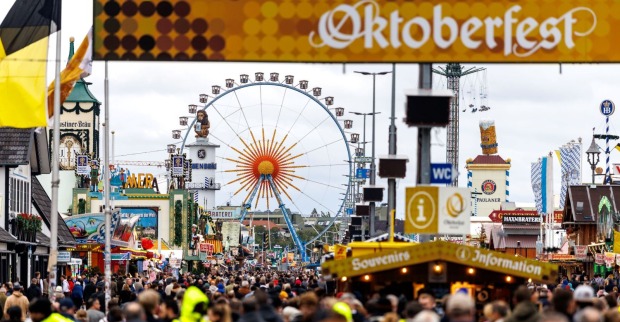 Viele Menschen strömen auf das Oktoberfest in München.