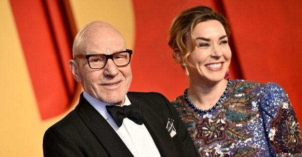 Patrick Stewart im schwarzen Smoking mit seiner Ehefrau Sunny Ozell bei einer Veranstaltung. Der Star-Trek-Schauspieler starb mit 86 Jahren.