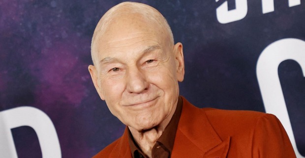 Patrick Stewart in einem rostroten Anzug bei einer Veranstaltung. Der als Captain Picard bekannte Star-Trek-Schauspieler starb mit 86 Jahren.