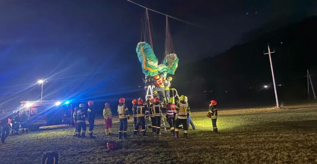Feuerwehrkräfte retten nachts in Pruggern einen Paragleiter, dessen Gleitschirm in einer Hochspannungsleitung hängen geblieben ist.