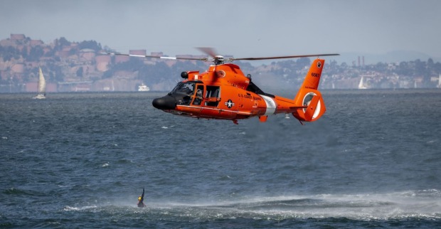 Rettungshubschrauber in Kalifornien über dem Meer.