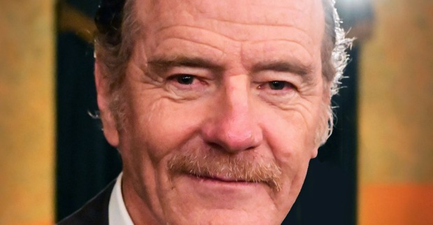 Nahaufnahme von „Breaking Bad“-Star Bryan Cranston mit Schnurrbart und dunklem Anzug bei einer Veranstaltung.