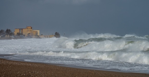 Große Wellen und raue Meere treffen die Küste von Rhodos bei starkem Unwetter.