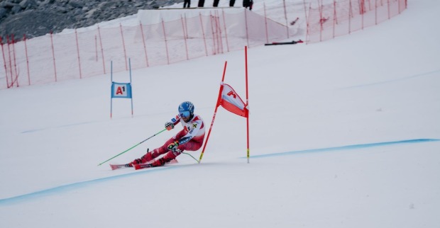 Marco Schwarz auf der Rennpiste in Sölden während der Schneekontrolle