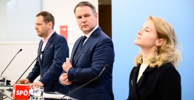 Philip Kucher, Andreas Babler und Eva-Maria Holzleitner bei einer SPÖ-Pressekonferenz
