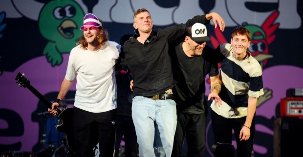 Sportfreunde Stiller und ein weiterer Musiker stehen nach einem Konzert gemeinsam auf der Bühne. Drei Auftritte der Jubiläumstour wurden abgesagt.