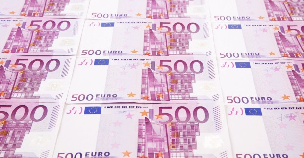 Eine Aufreihung von 500-Euro-Geldscheinen als Themenbild für die geplante Übernahme von Steyr Motors