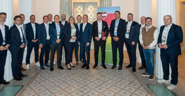 großes Gruppenbild mit 17 Personen im Foyer eines Kongresszentrums