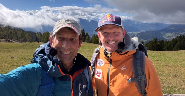 Tom Walek mit Thomas Morgenstern beim Wandern.