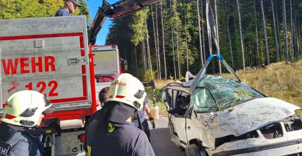 Feuerwehrmänner bei der Bergung des Unfallautos.