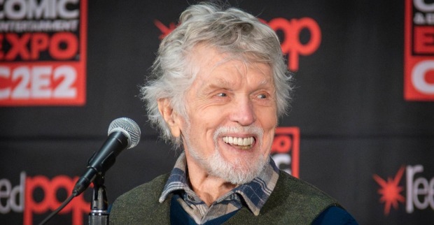 Tom Skerritt, bekannt aus „Top Gun“ und „Alien“, lächelt bei einer Comic-Con-Veranstaltung vor einem Mikrofon.