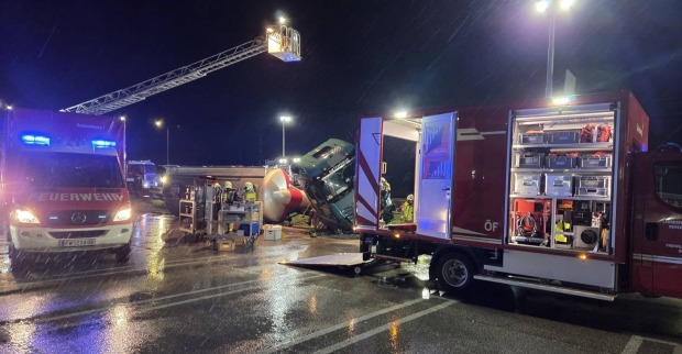 Umgekippter Lkw an der Unfallstelle auf der B320 und Bergungsarbeiten der Feuerwehr