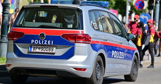 Polizeiwagen vor einer Demonstration in Wien