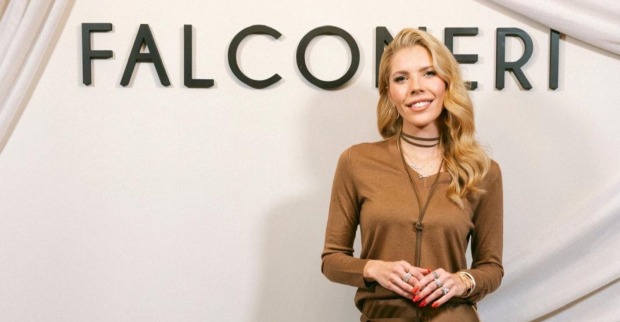 Victoria Swarovski beim exklusiven Falconeri-Dinner in Wien 2026. Die Moderatorin begeistert in einem eleganten braunen Outfit mit goldfarbenem Schmuck und roten Fingernägeln.