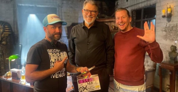Showrunner Holger Frick und Produzent Benjamin Munz beim Dreh mit Jonathan Frakes