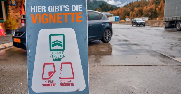 Schild, wo es eine Vignette für Österreichs Autobahnen gibt.