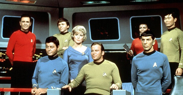 Walter Koenig als Pavel Chekov mit William Shatner, Leonard Nimoy und weiteren Darstellern der Originalserie Star Trek auf der Brücke der Enterprise.