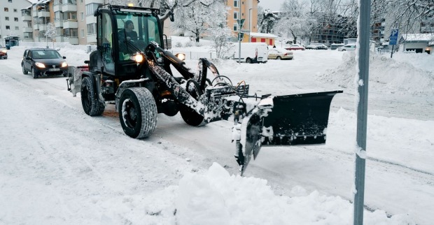 Schneepflug auf einer verschneiten Straße