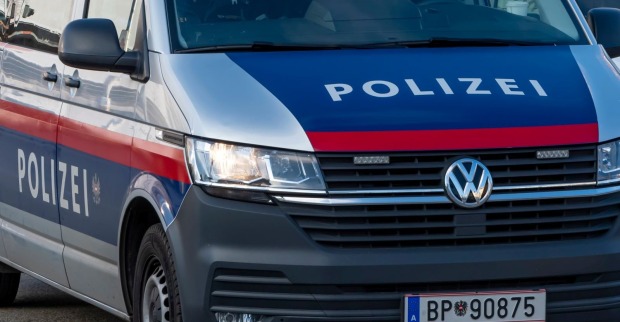 Einsatzfahrzeug der österreichischen Polizei. In Wien wurde eine Frau verletzt in einem Stiegenhaus gefunden und starb. Ihr Lebensgefährte wurde festgenommen.