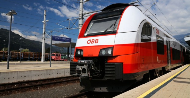 ÖBB-Zug am Bahnhof Spittal-Millstättersee unter einer Oberleitung. Themenbild zur Entgleisung zweier Güterwagen in Wiener Neustadt.