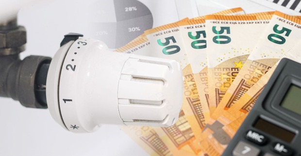 50-Euro-Scheine neben einer Heizung.