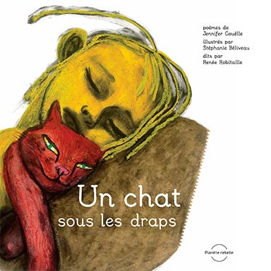 Un chat sous les draps