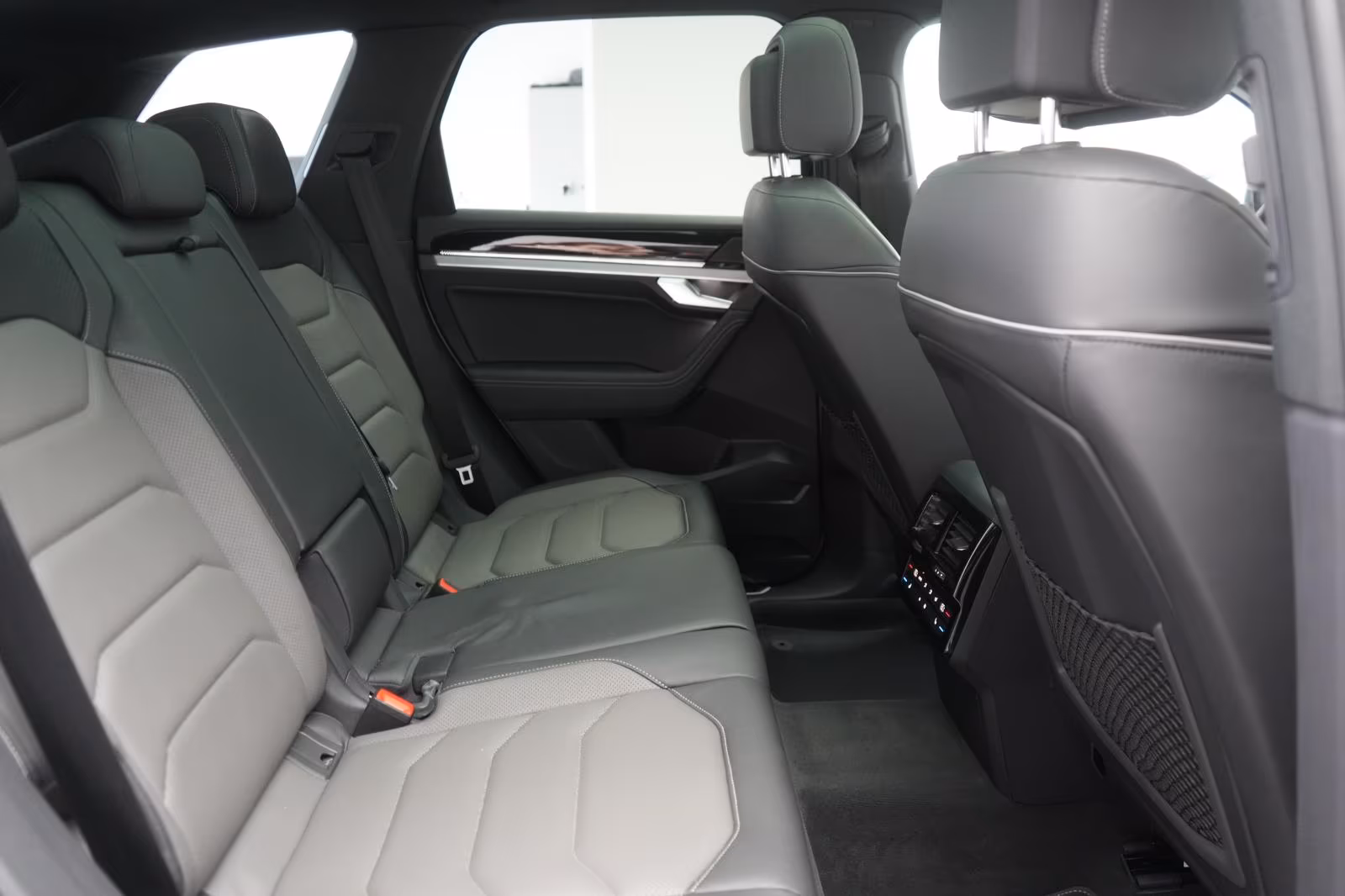 (B-337) Volkswagen Touareg 3.0 V6 TDI 4Motion R-Line Leder/ACC/Kame - Image 11