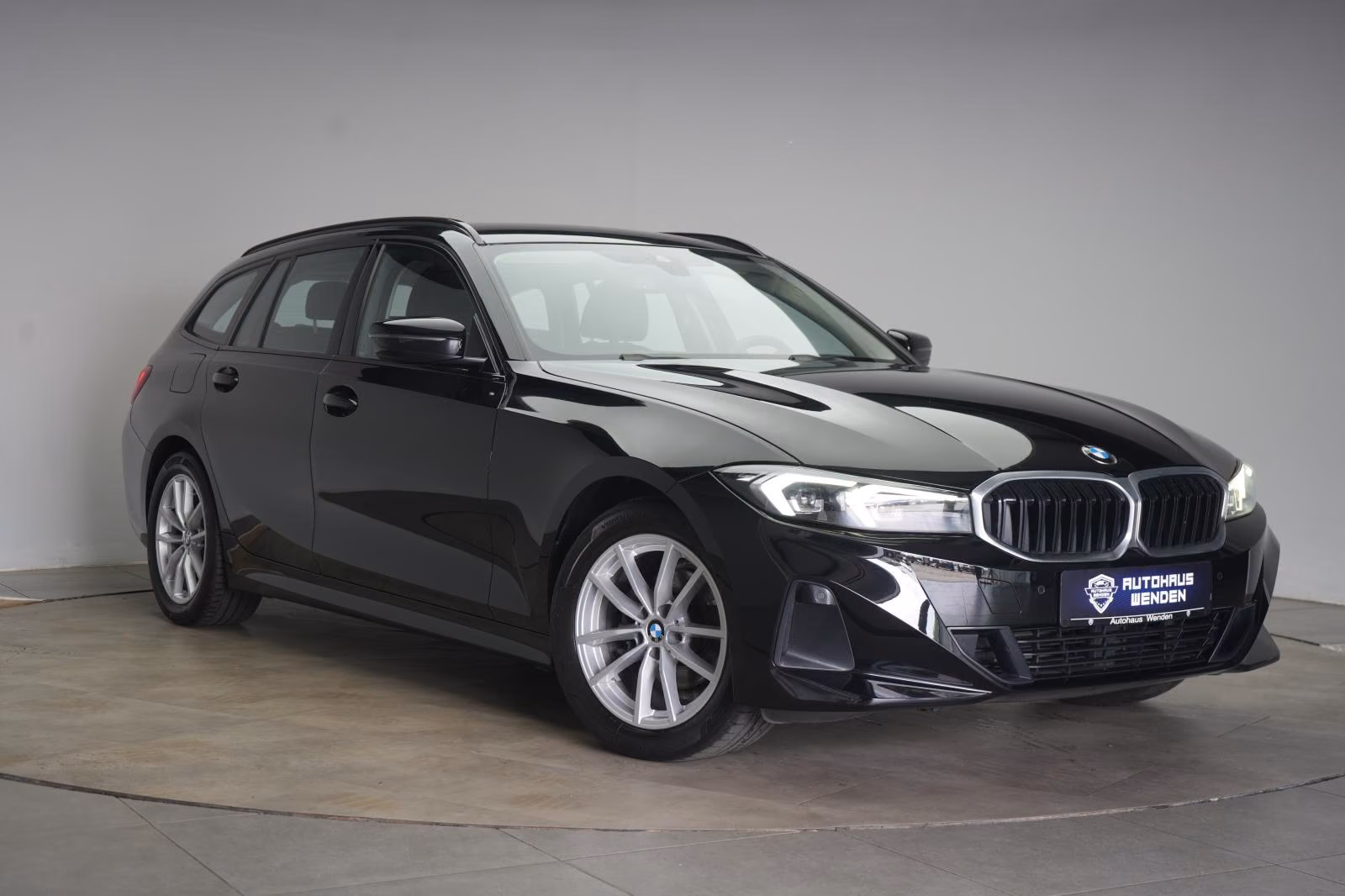 (B-559) BMW 318 d Touring CarPlay/Temp/Lane/Wide/LED - Image 1