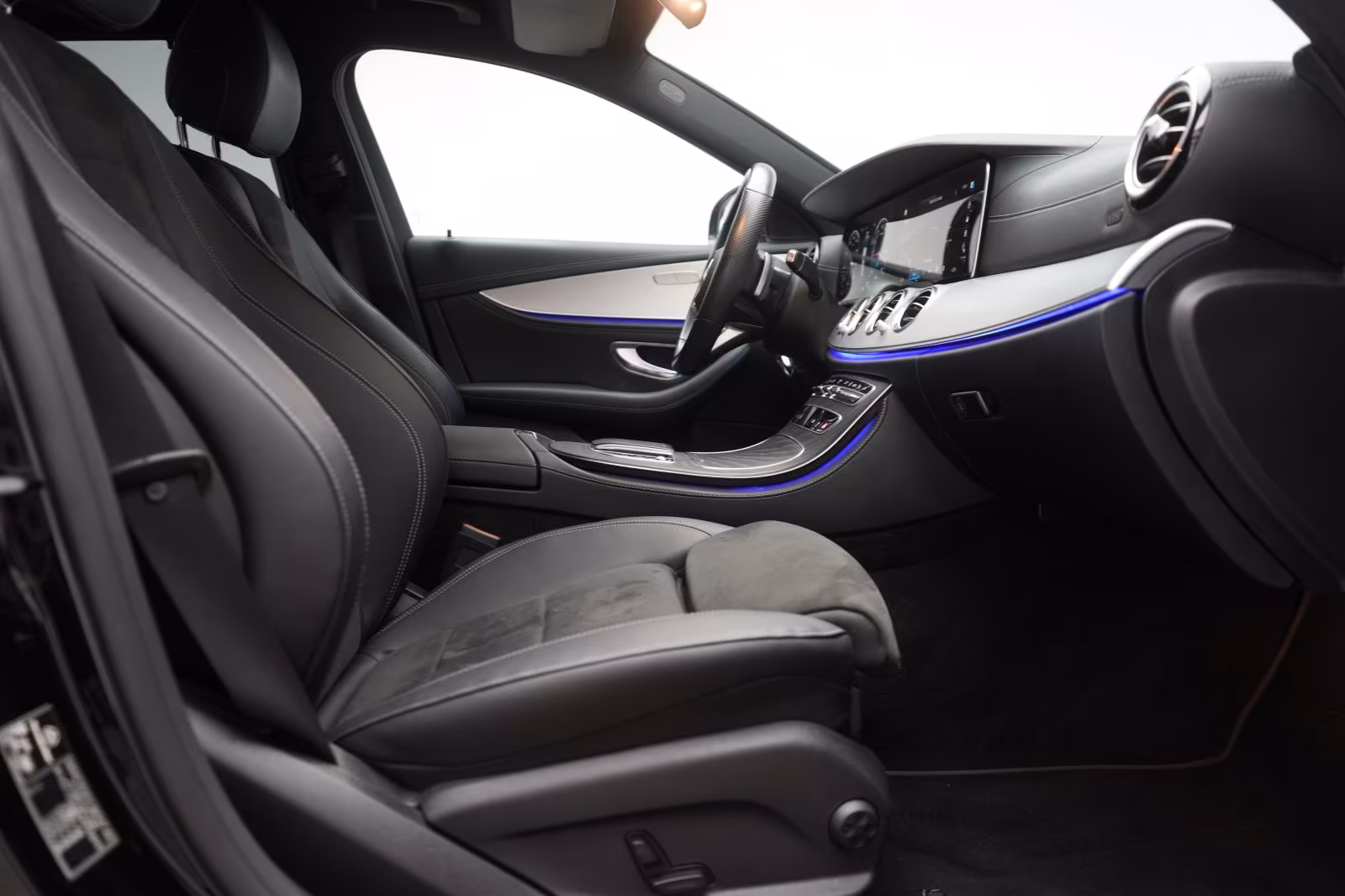 (B-252) Mercedes-Benz(Hybrid) E 300 de T 9G-Tronic AMG Distronic/Kamera/HUD/La - Image 9