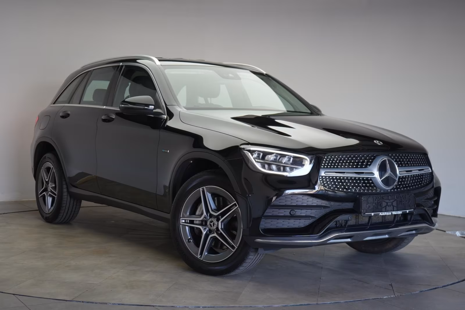 (B-178) Mercedes-Benz(Hybrid) GLC 300 de 4Matic 9G-Tronic AMG CarPlay/Temp/ - Image 1