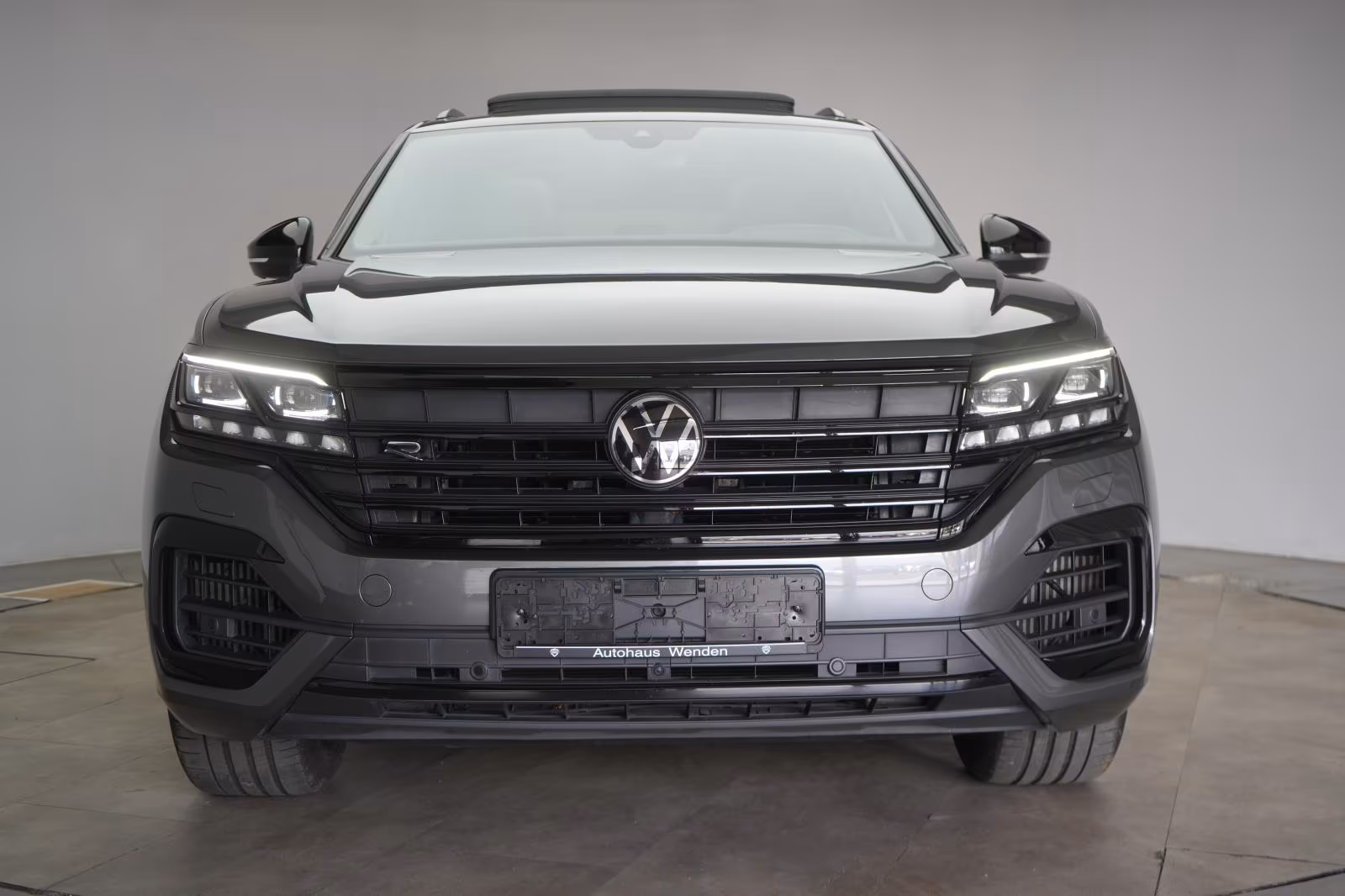 (B-334) Volkswagen(Hybrid) Touareg 3.0 V6 e-Hybrid 4Motion R line Leder/ACC - Image 2