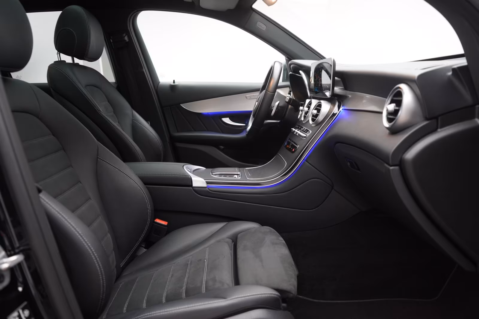 (B-297) Mercedes-Benz(Hybrid) GLC 300 de 4Matic AMG Distronic/kamera/Pano/ - Image 9