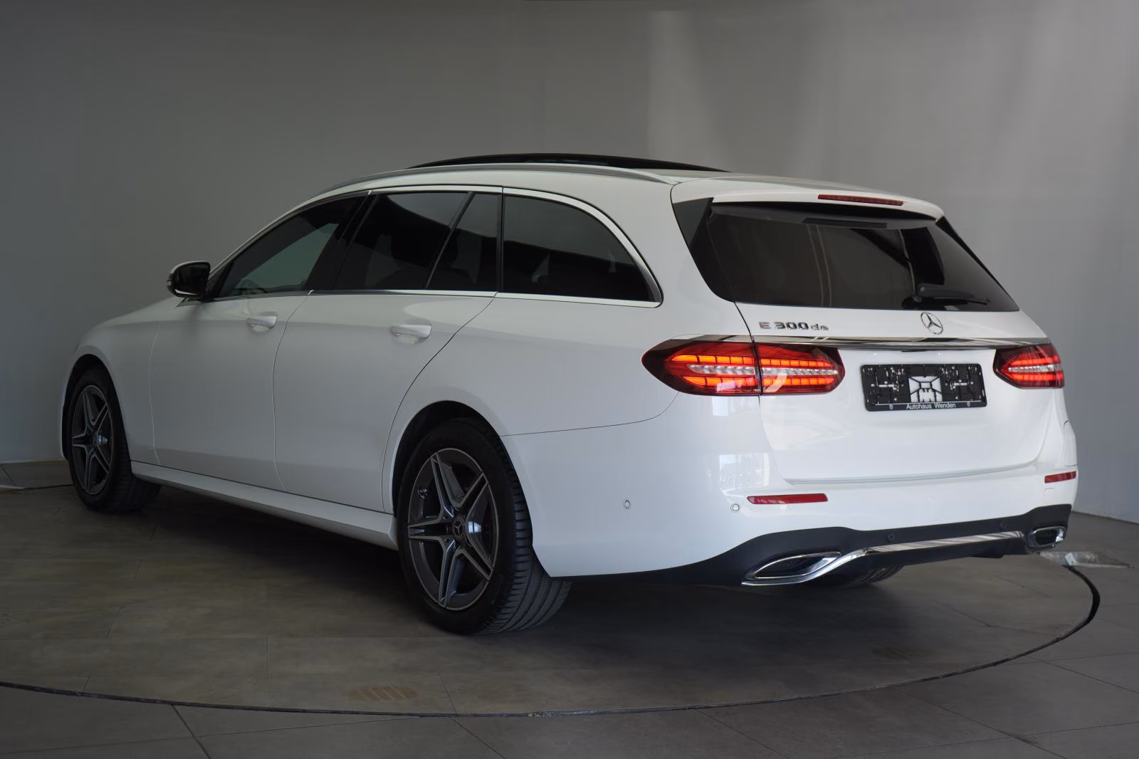 (B-240) Mercedes-Benz(Hybrid) E 300 de T 9G-TRONIC AMG Temp/Kamera/Pano/Burmes - Image 4