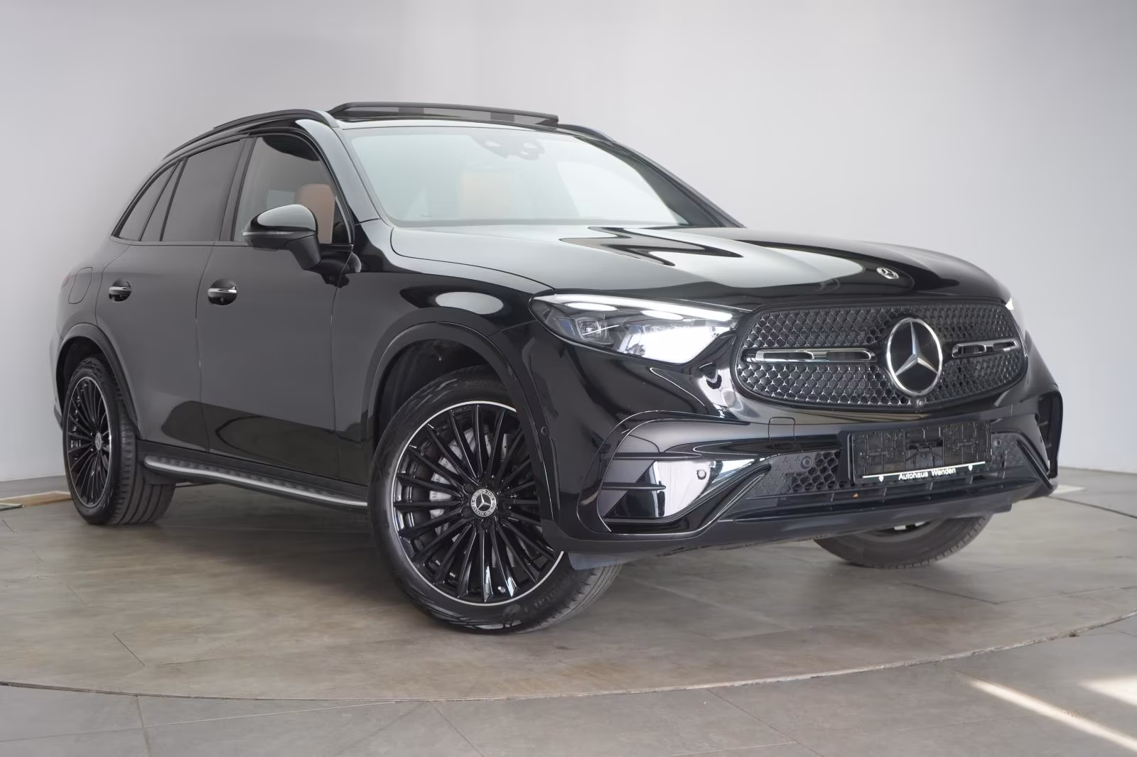 (B-232) Mercedes-Benz(Hybrid) GLC 300 e 4Matic 9G-Tronic AMG Leder/Distronic/ - Image 1