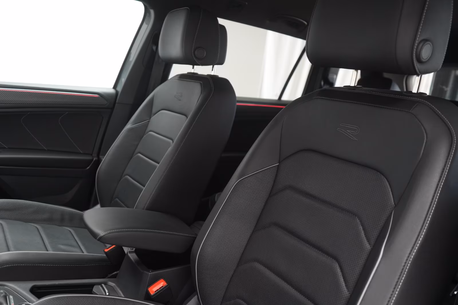 (B-743) Volkswagen Tiguan Allspace 2.0 TDI 4Motion DSG R-Line Leder - Image 6