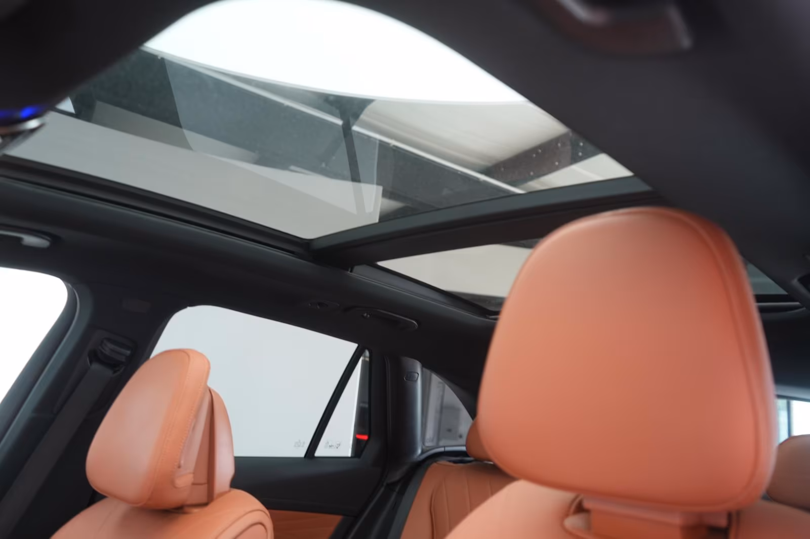 (B-232) Mercedes-Benz(Hybrid) GLC 300 e 4Matic 9G-Tronic AMG Leder/Distronic/ - Image 12