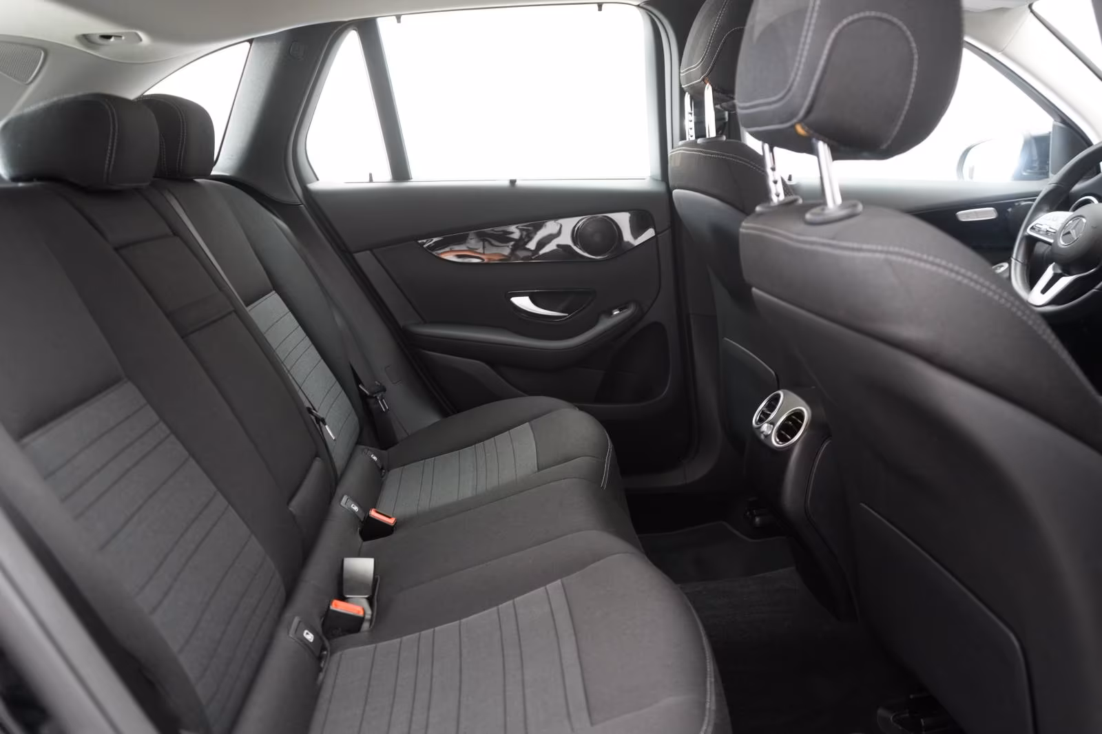 (B-376) Mercedes-Benz(Hybrid) GLC 300 e 4Matic 9G-Tronic Temp/Kamera/AHK/ - Image 11
