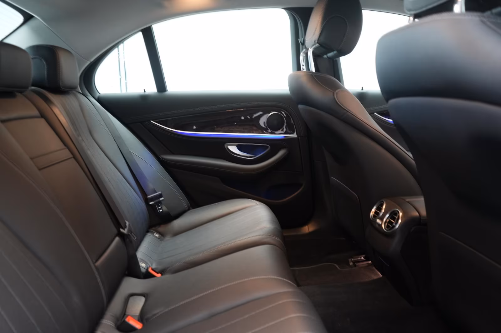 (B-128) Mercedes-Benz(Hybrid) E 300 de 9G-Tronic Exclusive Leder/Distronic/Ka - Image 11