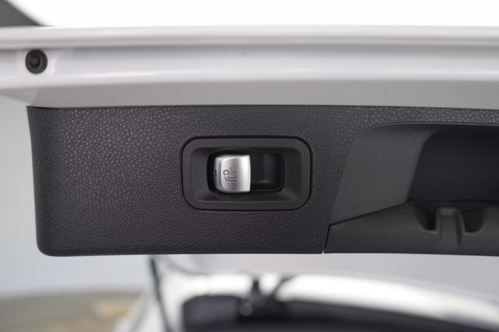 (B-222) Mercedes-Benz(Hybrid) E 300 de 4Matic T 9G-Tronic Avantgarde Temp/Ka - Image 22